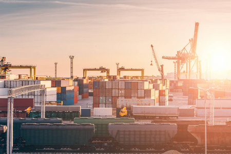 貨物進出口 工廠上空的日落見證貿易的繁忙